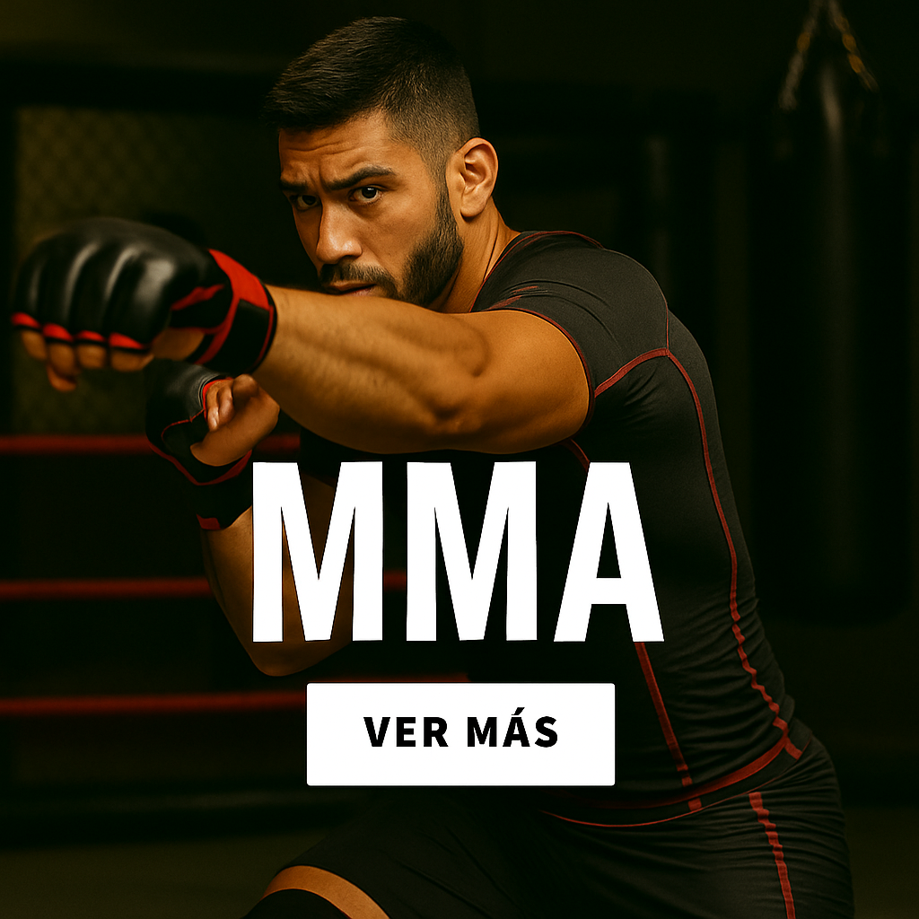 Luchador de MMA entrenando en jaula con guantes abiertos y rashguard.